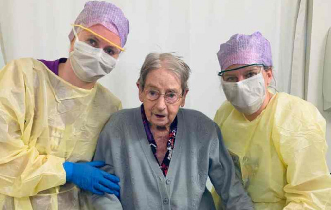 该101岁妇人康复令振奋一众医护人员。fb