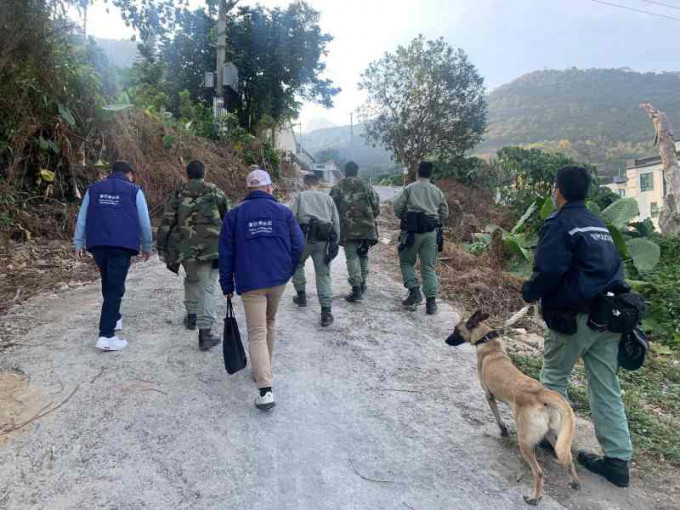 警方带同警犬上山扫荡及搜捕疑犯。图:警方提供