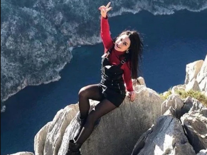 Olesya在土耳其懸崖自拍時墮斃。網圖