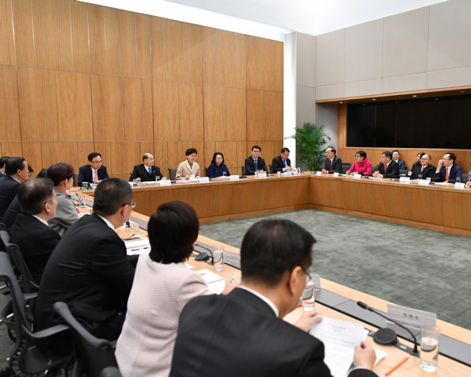 林鄭月娥與港區人大代表舉行座談會。