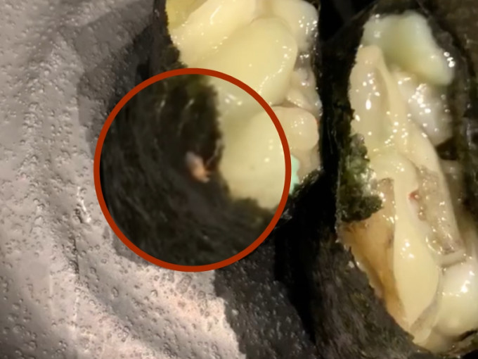 近日有市民到荔枝角一间连锁寿司店吃饭时，在其中一件寿司上发现有一只虫爬来爬去。Facebook「PLAY HARD 玩硬」图片