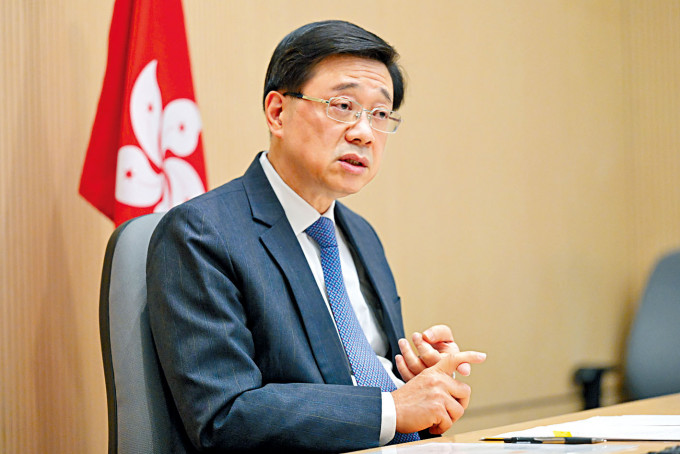 李家超率领香港特别行政区代表到深圳，准备明日出席第二次内地与香港疫情防控工作对接会议。资料图片