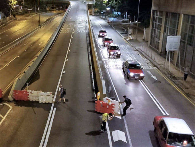 有市民清理路障，夏悫道陆续恢复通车。