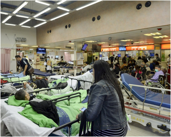 本港公立醫院急症室昨日有人5179次求診，較前日的5658人次少。