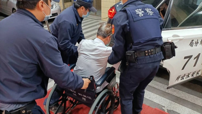 陳男坐着輪椅，被帶離法院。資料圖片