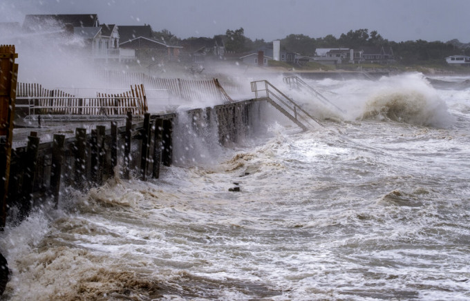 風暴亨利登陸羅德島州，沿岸地區捲起巨浪。AP圖片