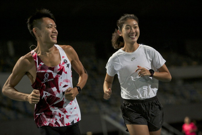 应届渣马男子全马全场总冠军黄啓乐(左)和女子10公里赛冠军罗映潮(右)在过去两年积极练跑。梁誉东摄