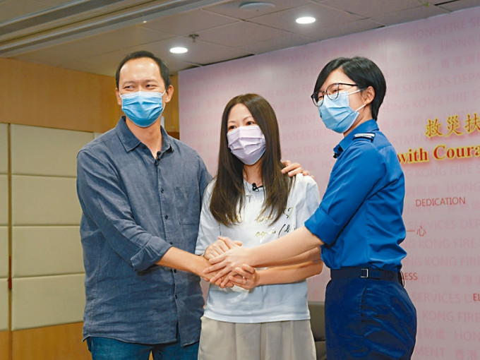 馮生及馮太感謝消防隊目（控制）梁雪兒（右）指導進行心肺復甦法。