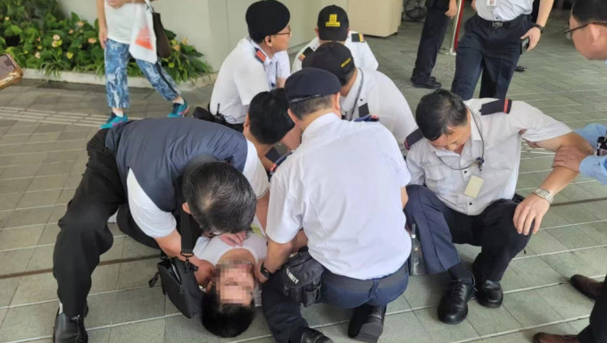 少年被至少6人合力制服按在地上。点新闻提供图片