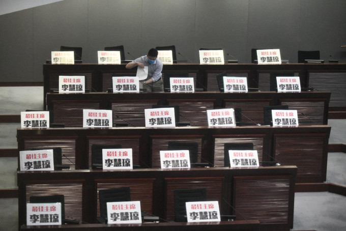 民主派議員座位放上「最佳主席李慧琼」標語。