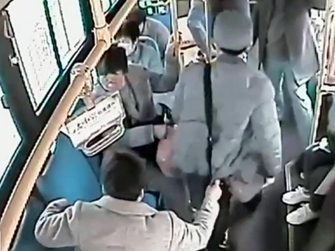 一名扒手在巴士上用刀片割破旁边女乘客的衣服口袋偷钱，准备溜走时，被对方发现。(网图)