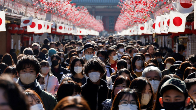 日本3月13日解除室内及室外的口罩令。路透资料图