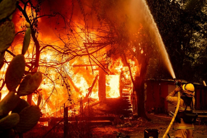 加州山火面积持续扩大，有建筑物被烧毁，最少50万户暂时停电。AP