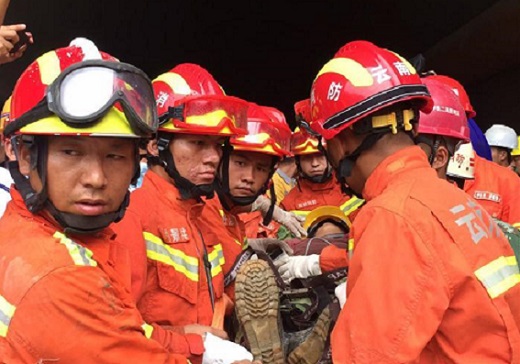 救援人员成功救出被困住50多小时的9名工人。 网上图片