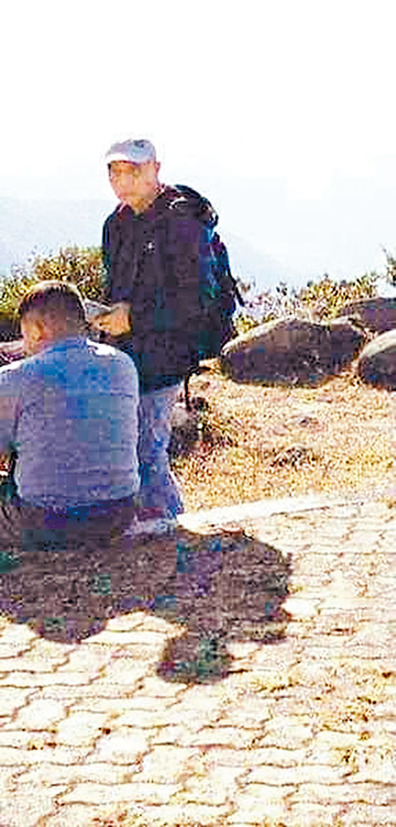 有「山友」前日意外拍摄了龙氏父子，当时两人坐在石屋山对开石级休息。