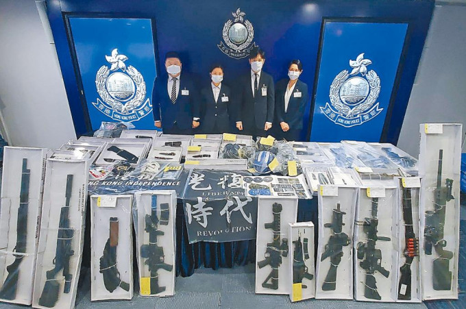 左起：總督察李木易、陳家瑩、高級警司何振東及總督察徐嘉頴展示搜獲的仿製槍等證物。