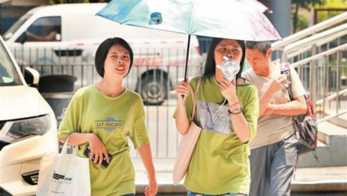 深圳水泥地面溫度超過50℃，8天81人中暑。