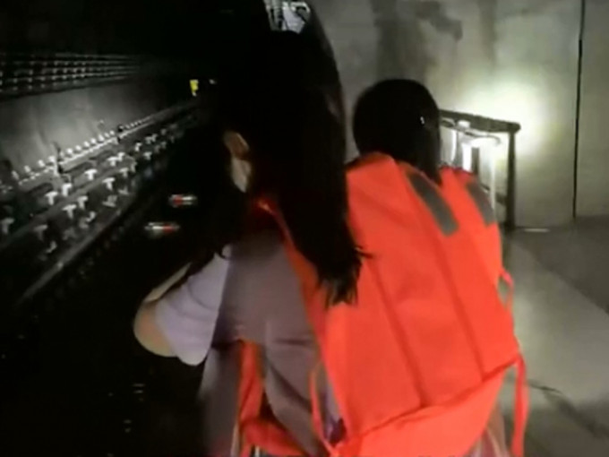 鄭州地鐵事故失蹤者家屬，到車站尋找親人。影片截圖