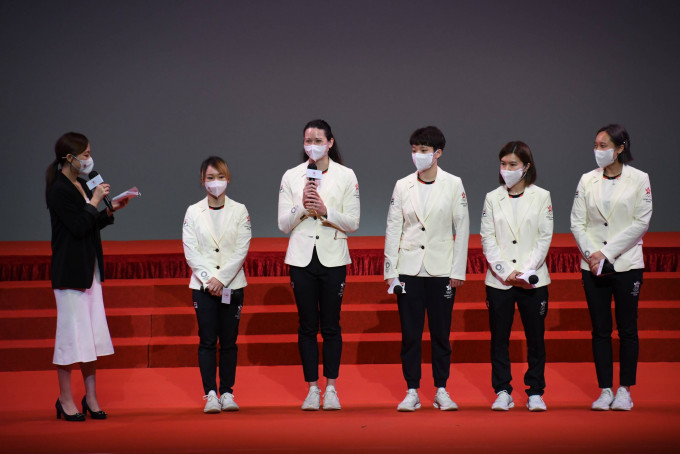 劉慕裳(左二起)、何詩蓓、杜凱琹、李皓晴及蘇慧音分享感受。 本報記者攝