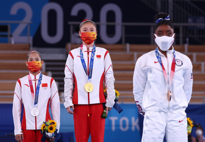 管晨辰（中）及唐茜靖（左）为中国包办平衡木金银牌，比莉丝仅得铜牌。Reuters