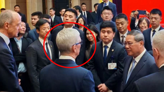 总理李强（右一）在中国发展高层论坛会场上，与苹果公司CEO库克（红圈）交谈。（北京大学经济学讲席教授海闻照片）