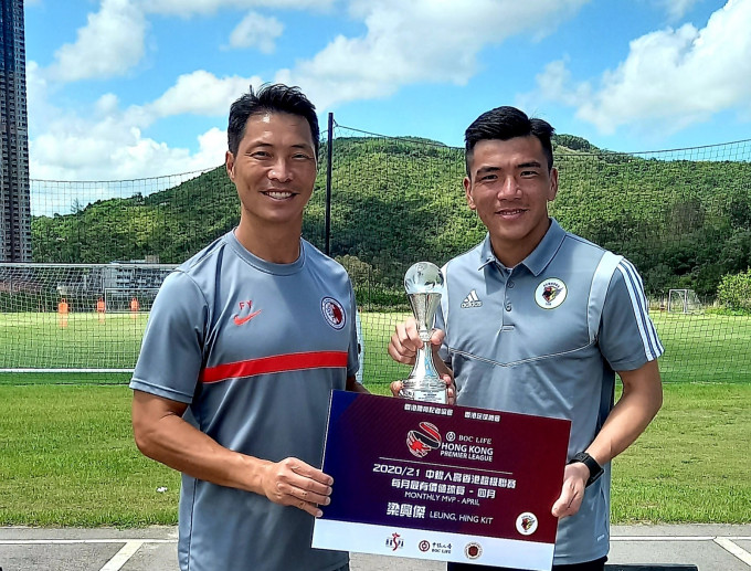 范俊業(左)頒獎予四月港超MVP梁興傑。 香港體育記者協會圖片