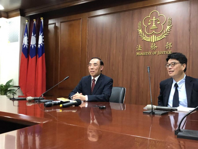 台湾法务部长蔡清祥（左）、陆委会副主委邱垂正召开记者会。网上图片