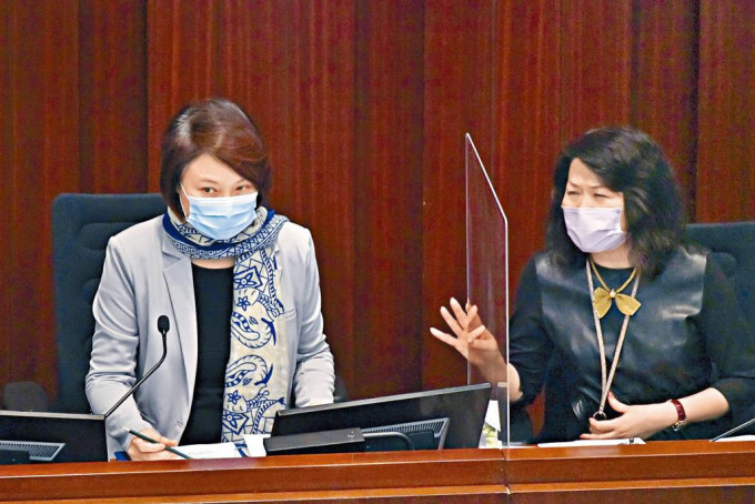 李慧琼（左）引述，李家超承诺将提醒官员日后对议员的回应，将会尽量精简及直接。