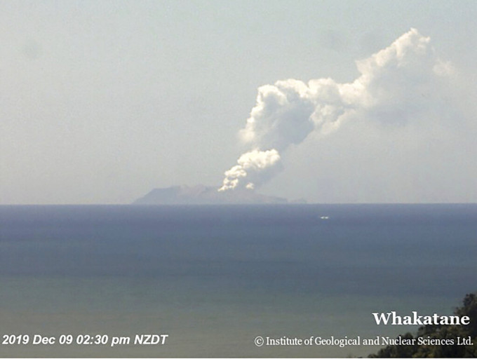 紐西蘭北島懷特島火山爆發，噴發出高約 3,600 米高火山灰雲。AP