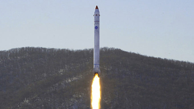 南韩18日发射2枚中程弹道导弹，不过北韩却发布运载火箭发射现场照片，指试验「侦察卫星样机」。AP