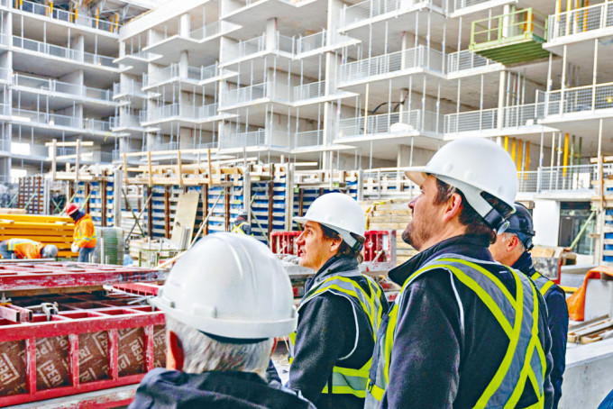 加拿大总理杜鲁多去年底巡视多伦多一个新房屋发展项目。