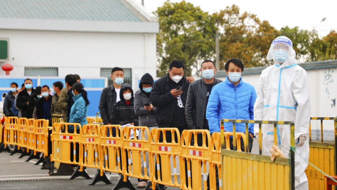 内地疫情持续，上海近日更展开了分区封控。美联社图片