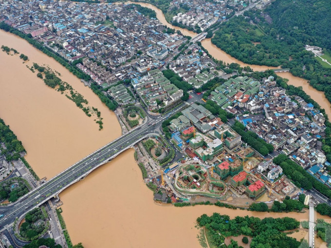 內地多達21條河流發生超警戒洪水。新華社圖片