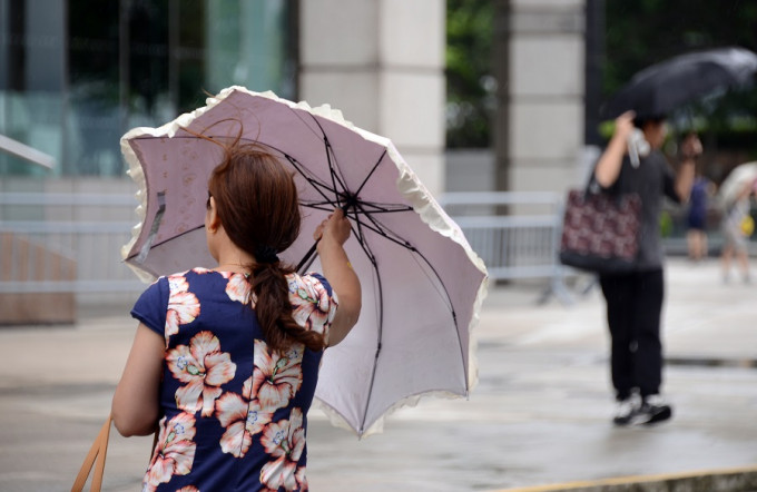 天文台預測明日有幾陣驟雨，稍後北風增強。資料圖片