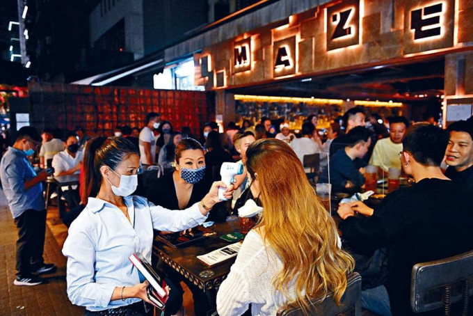 ■由於疫情影響，本港酒吧生意大不如前。