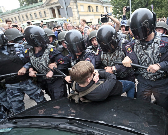 俄罗斯各地全日至少有839人被捕。AP