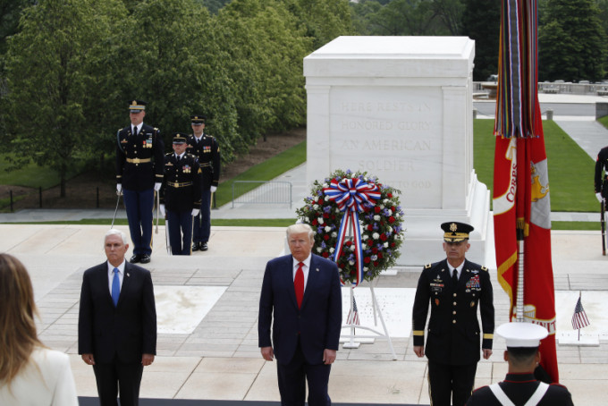 總統特朗普到阿靈頓公墓獻花。AP圖