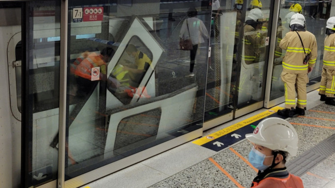 港铁荃湾线油麻地站去年发生列车「甩门」意外。资料图片