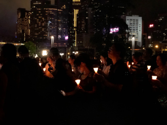 民众手持蜡烛悼念。