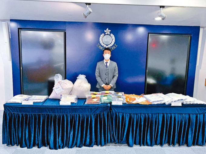 譚瑋諾高級督察展示檢獲的毒品。下圖為曾浸泡液態可卡因毒品的棉布。