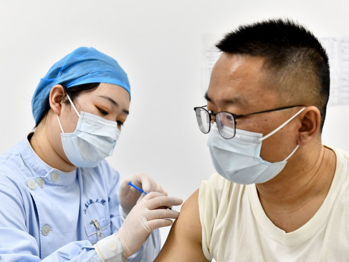 山東省醫院正為一名市民接種新冠疫苗。新華社