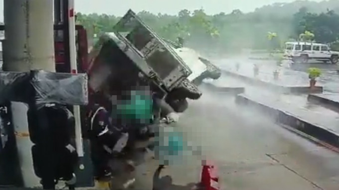 印度一辆救护车失控撞收费站，酿成4死。网上影片截图