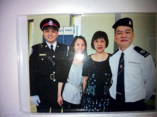 勇擒疑犯的華裔警員Ken Lam(左1)與父母及妹妹合照。星島日報圖片