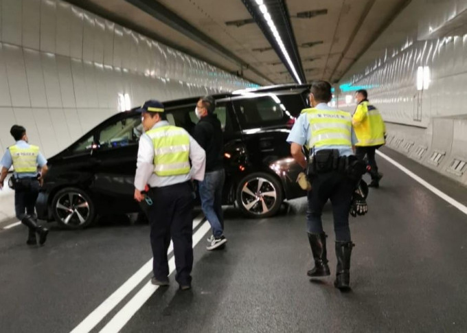 一輛私家車停在隧道內。facebook馬路的事 (即時交通資訊台)圖片