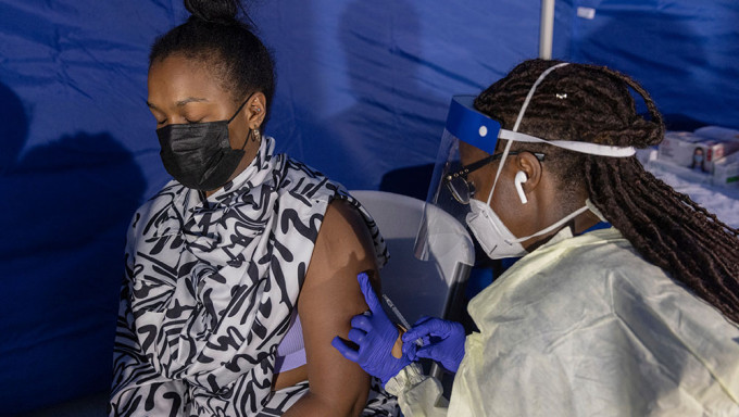 一名女子在紐約一處猴痘疫苗接種點接種疫苗。AP