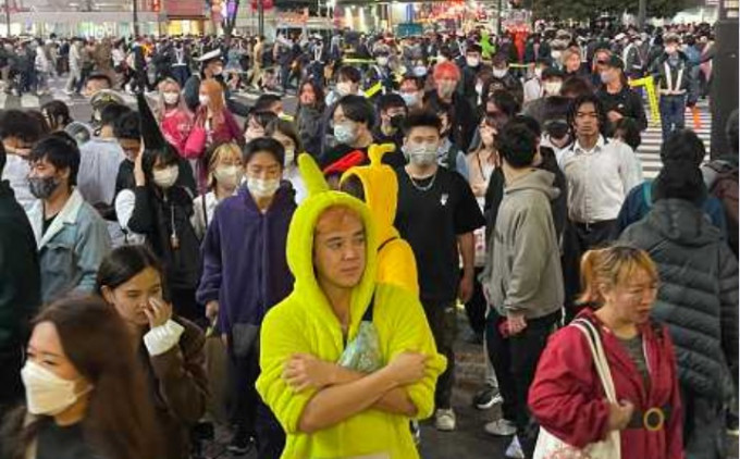 东京JR涩谷车站前的人潮。资料图片