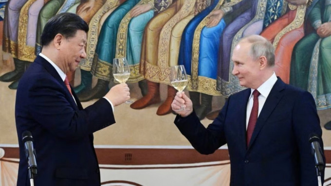 普京(右)向习近平发贺电，祝贺中共建政74周年。路透社资料图片