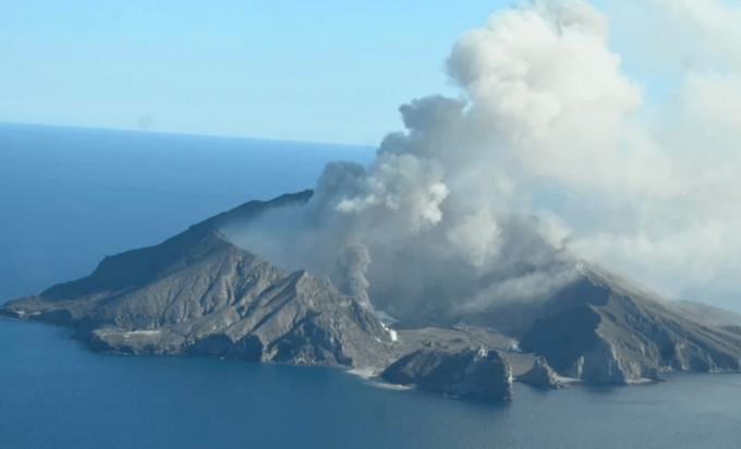 白岛火山爆发。新西兰地质与核子科学研究所图片