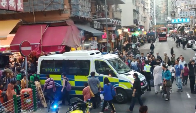 老妇由救护车送往医院救治。网民Chung Chung影片截图/ fb群组香港交通突发报料区