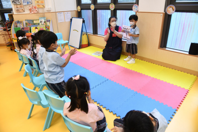 有幼稚園校長表示，出生率下降導致幼稚園難挽留教師，部分幼師對前景感到憂慮。